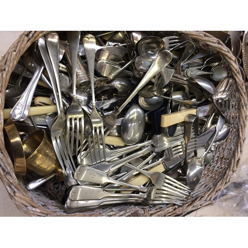 352 - A LARGE COLLECTION OF METALWARE TO INCLUDE BASKET OF CUTLERY, BRASS CANDLESTICKS, CHROME PLATED TEA ... 