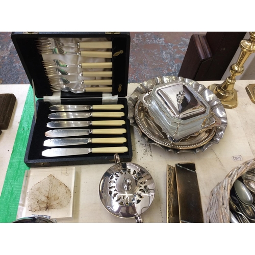 352 - A LARGE COLLECTION OF METALWARE TO INCLUDE BASKET OF CUTLERY, BRASS CANDLESTICKS, CHROME PLATED TEA ... 