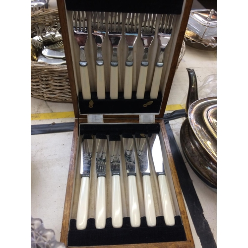 354 - A COLLECTION OF MIXED ITEMS TO INCLUDE A GLASS CAKE STAND, OAK CASED FISH KNIVES AND FORKS SET, TWO ... 