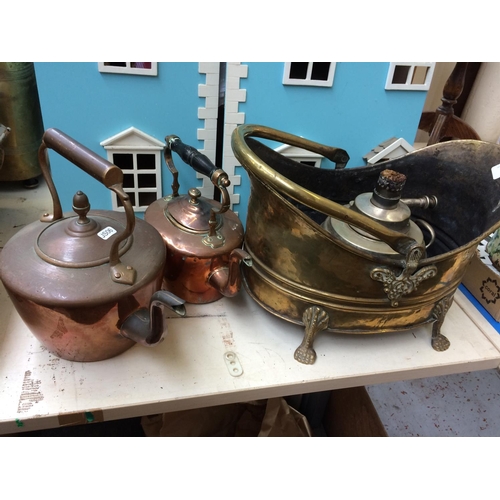 360 - A COLLECTION OF METALWARE TO INCLUDE TWO COPPER KETTLES, BRASS COAL BUCKET AND A PARAFFIN LAMP BASE