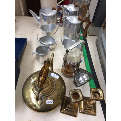 363 - A COLLECTION OF METALWARE TO INCLUDE A BRASS KETTLE, TWO BRASS CANDLESTICKS, PICQUOT WARE TEA SET AN... 