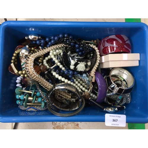 367 - A SMALL BOX CONTAINING MIXED COSTUME JEWELLERY