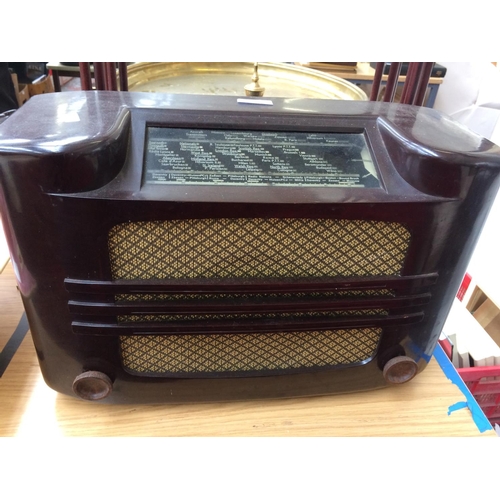 372 - A GOOD QUALITY VINTAGE PHILIPS BAKELITE RADIO