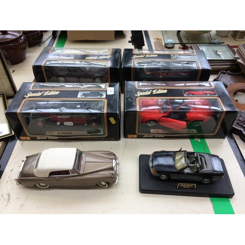 413 - SIX COLLECTORS DIECAST CARS - FOUR BOXED MAISTO SPECIAL EDITION 1:18 SCALE AND AN UNBOXED ROLLS ROYC... 