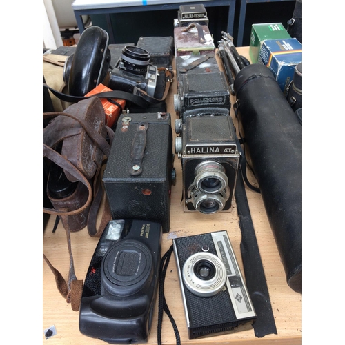 417 - A LARGE COLLECTION OF VINTAGE CAMERAS AND EQUIPMENT