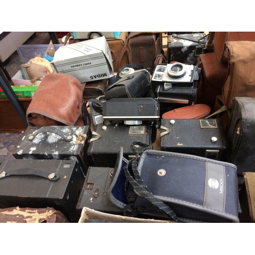 419 - A LARGE COLLECTION OF VINTAGE BOX CAMERAS