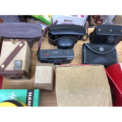 420 - A LARGE COLLECTION OF VINTAGE CAMERAS AND EQUIPMENT