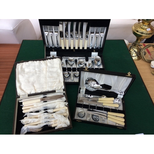 427 - A COLLECTION OF MIXED ITEMS TO INCLUDE THREE BRASS TABLE LAMPS AND THREE BOXES OF CASED CUTLERY