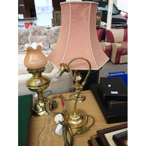 427 - A COLLECTION OF MIXED ITEMS TO INCLUDE THREE BRASS TABLE LAMPS AND THREE BOXES OF CASED CUTLERY