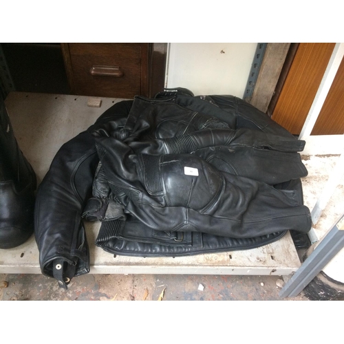 43 - FOUR ITEMS OF MOTORCYCLE CLOTHING TO INCLUDE RICHA KEVLAR ENERGISED LARGE LEATHER MOTORCYCLE JACKET ... 