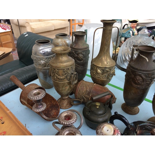 435 - A LARGE COLLECTION OF METALWARE TO INCLUDE BRASS VASES, CHROME VASES, CANDELABRAS ETC AND A VINTAGE ... 