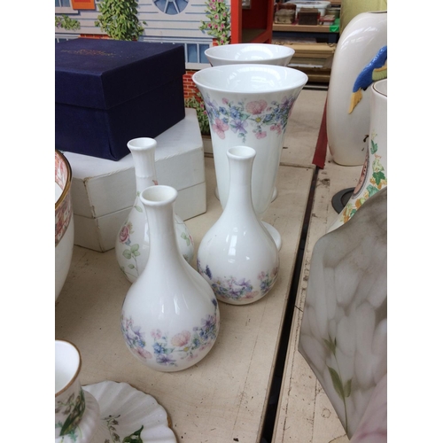 440 - A LARGE COLLECTION OF MIXED CERAMICS TO INCLUDE BUD VASES, WEDGWOOD VASES, ROYAL WORCESTER CUP AND S... 