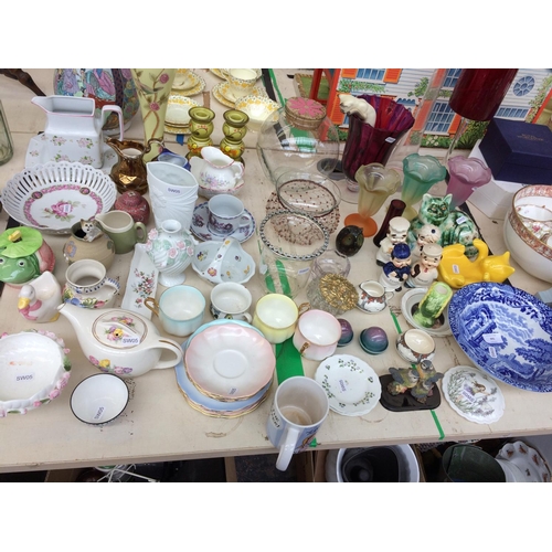 441 - A LARGE COLLECTION OF MIXED CERAMICS AND GLASSWARE TO INCLUDE RUBY GLASS VASES, ROYAL ALBERT CUPS AN... 