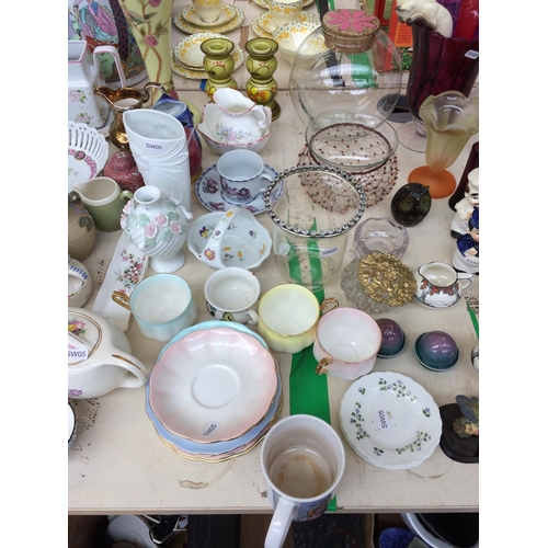 441 - A LARGE COLLECTION OF MIXED CERAMICS AND GLASSWARE TO INCLUDE RUBY GLASS VASES, ROYAL ALBERT CUPS AN... 