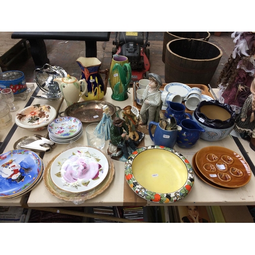 453 - A LARGE COLLECTION OF MIXED ITEMS TO INCLUDE ROYAL DOULTON 'GOOD CATCH' FIGURINE (A/F), ROYAL WORCES... 