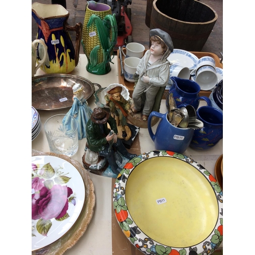 453 - A LARGE COLLECTION OF MIXED ITEMS TO INCLUDE ROYAL DOULTON 'GOOD CATCH' FIGURINE (A/F), ROYAL WORCES... 