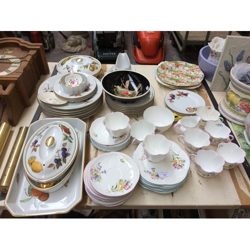 457 - A LARGE COLLECTION OF CERAMICS TO INCLUDE ROYAL WORCESTER EVESHAM, SHELLEY BONE CHINA WILD FLOWERS T... 