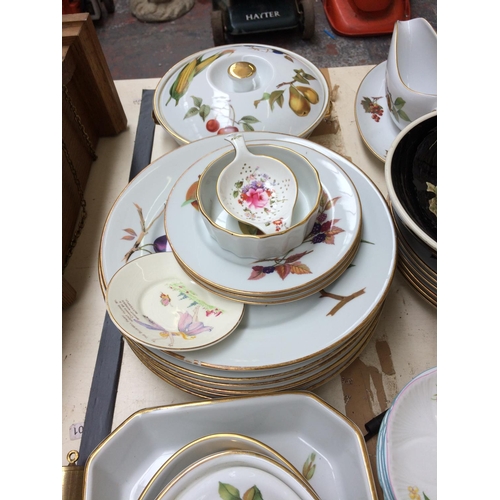 457 - A LARGE COLLECTION OF CERAMICS TO INCLUDE ROYAL WORCESTER EVESHAM, SHELLEY BONE CHINA WILD FLOWERS T... 