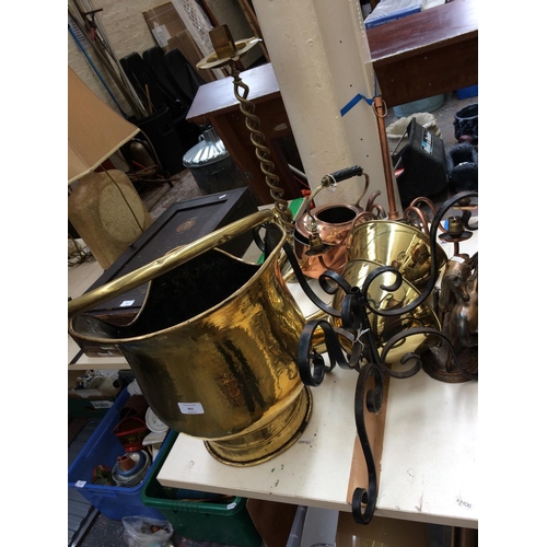 461 - A COLLECTION OF METALWARE TO INCLUDE COPPER KETTLE, BRASS HELMET COAL SCUTTLE, BRASS CANDLE HOLDER E... 