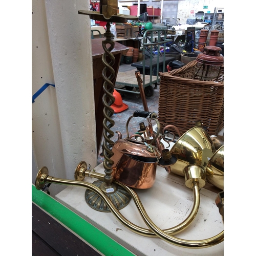 461 - A COLLECTION OF METALWARE TO INCLUDE COPPER KETTLE, BRASS HELMET COAL SCUTTLE, BRASS CANDLE HOLDER E... 