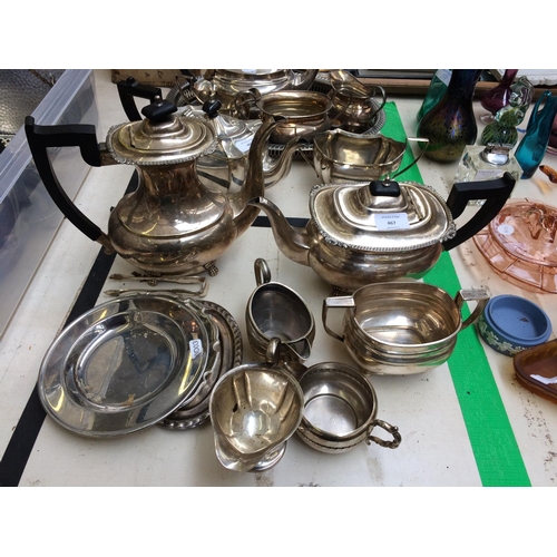 467 - A COLLECTION OF SILVER PLATED WARE TO INCLUDE A TEAPOT, COFFEE POT, SUGAR BOWL, SMALL TRAY ETC