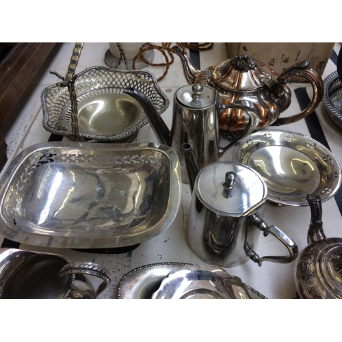 468 - A BOX CONTAINING MIXED SILVER PLATED WARE TO INCLUDE TRAYS, TEAPOTS, JUGS ETC