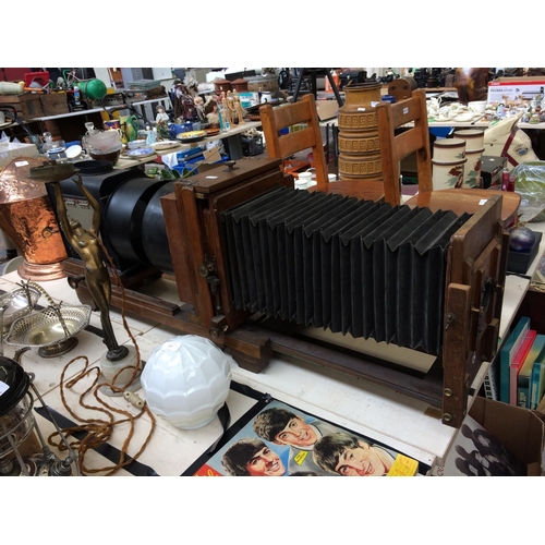 469 - A GOOD QUALITY ANTIQUE THORNTON PICKARD OF ALTRINCHAM CAMERA ENLARGER WITH ORIGINAL FITTINGS (MEASUR... 