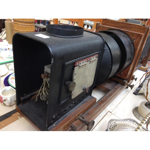 469 - A GOOD QUALITY ANTIQUE THORNTON PICKARD OF ALTRINCHAM CAMERA ENLARGER WITH ORIGINAL FITTINGS (MEASUR... 