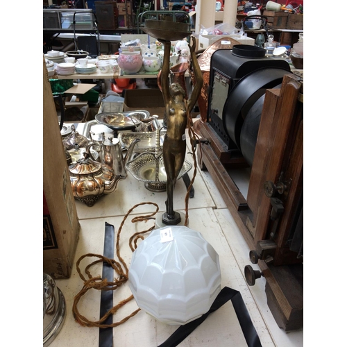 477 - A GOOD QUALITY ART DECO SPELTER FIGURAL TABLE LAMP ON MARBLE BASE WITH SHADE (NEEDS REWIRING)