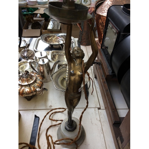 477 - A GOOD QUALITY ART DECO SPELTER FIGURAL TABLE LAMP ON MARBLE BASE WITH SHADE (NEEDS REWIRING)