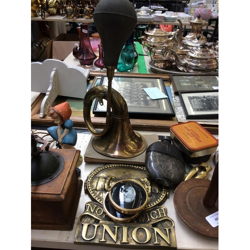 481 - A COLLECTION OF MIXED ITEMS TO INCLUDE A VINTAGE OAK COFFEE GRINDER, BRASS 'NORWICH UNION INSURANCE'... 