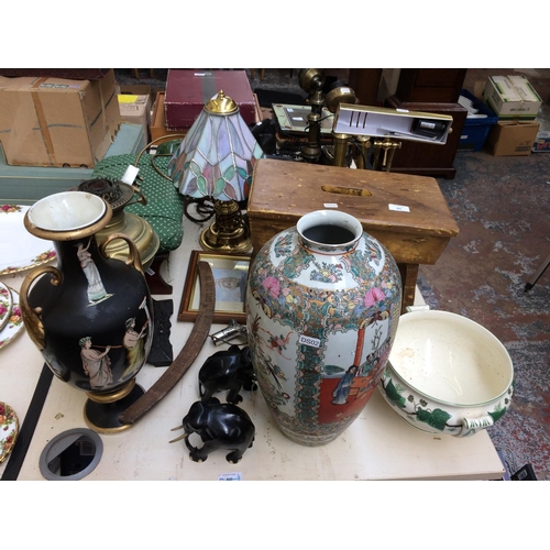 482 - A COLLECTION OF MIXED ITEMS TO INCLUDE SMALL VINTAGE WOODEN STOOL, VICTORIAN BRASS OIL LAMP, ORIENTA... 