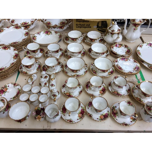 483 - APPROXIMATELY 170 PIECES OF ROYAL ALBERT OLD COUNTRY ROSES DINNERWARE