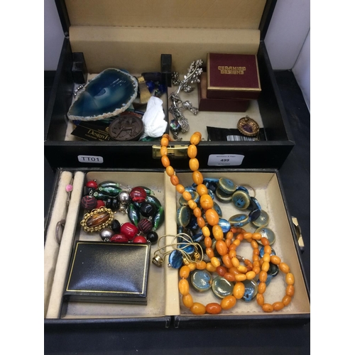 499 - A BOX CONTAINING MIXED COSTUME JEWELLERY