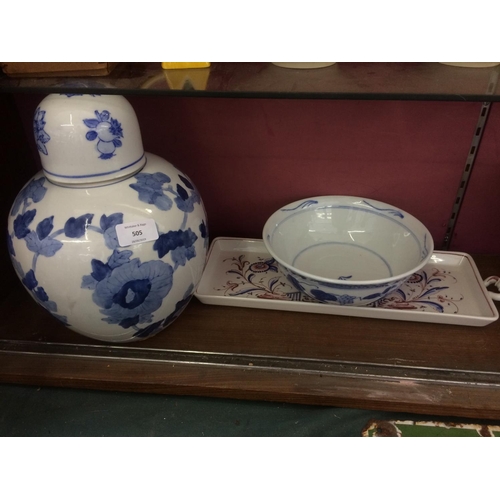 505 - THREE CERAMIC ITEMS TO INCLUDE A LARGE BLUE AND WHITE GINGER JAR, BLUE AND WHITE BOWL AND A HAND PAI... 