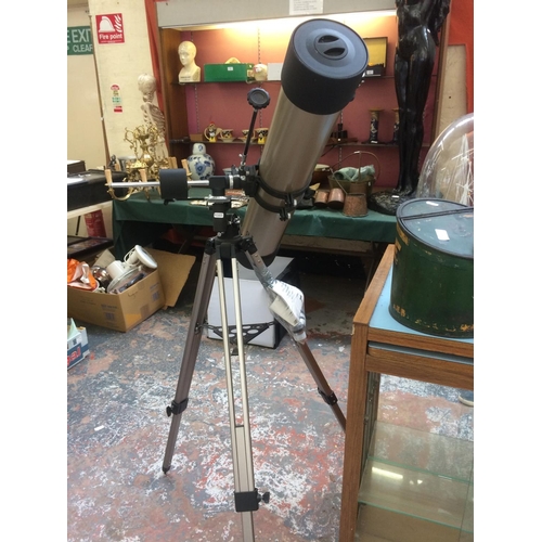 507 - A TASCO LUMINOVA MODEL 40114675 TELESCOPE ON TRIPOD STAND WITH MANUAL AND SPARE LENS