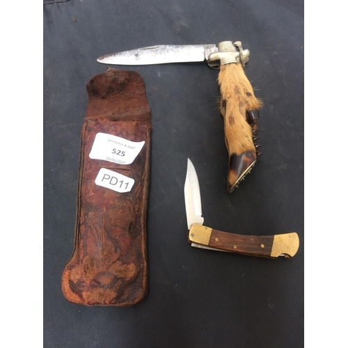 525 - A SMALL VINTAGE PEN KNIFE AND A LARGE LOCK KNIFE WITH ANTLER FOOT