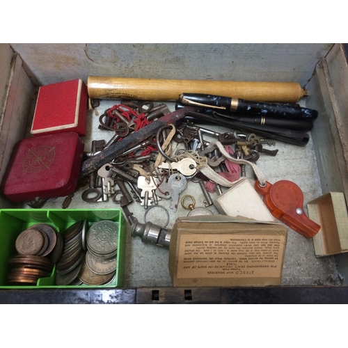 529 - A BOX CONTAINING A MINIATURE TWO DRAWER TELESCOPE, MIXED COINS, KEYS, MEDAL, THREE VINTAGE FOUNTAIN ... 