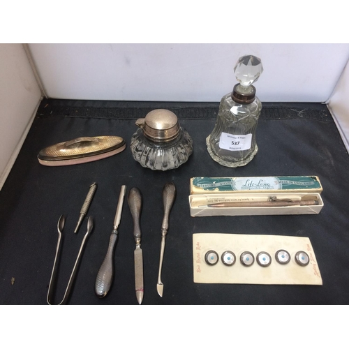 537 - A COLLECTION OF MIXED ITEMS TO INCLUDE A SILVER COLOURED TOP GLASS INKWELL, HALLMARKED BIRMINGHAM SI... 