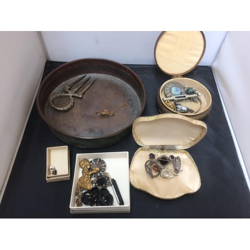 547 - A BOX CONTAINING MIXED COLLECTABLE ITEMS TO INCLUDE BROOCHES, BADGES, SILVER EARRINGS ETC