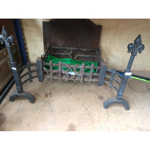 55 - A GOOD QUALITY CAST IRON FIRE GRATE WITH DECORATIVE BACK