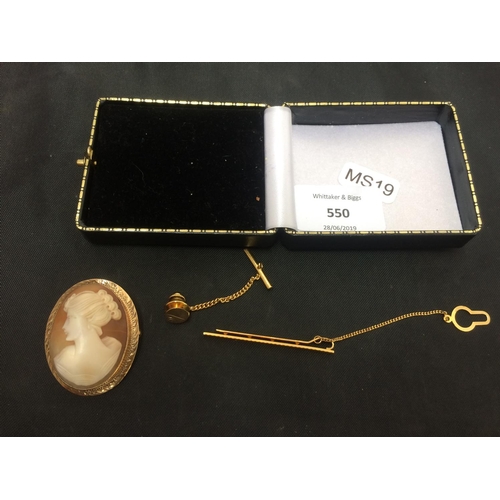 550 - A 9CT GOLD CAMEO BROOCH, AN ITALIAN 9CT GOLD TIE PIN AND A 9CT GOLD TIE STUD