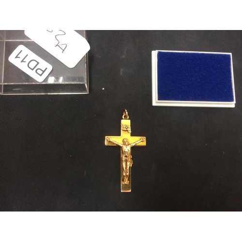 552A - A 15CT UNMARKED GOLD CRUCIFIX PENDANT (WEIGHT 13 GRAMS)