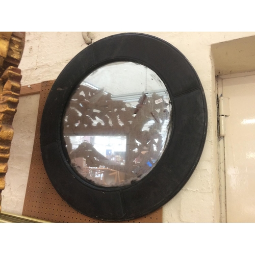 555 - A MODERN LEATHER FRAMED CIRCULAR WALL MIRROR