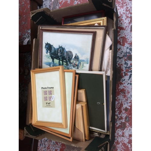 571 - A BOX CONTAINING MIXED PICTURE FRAMES