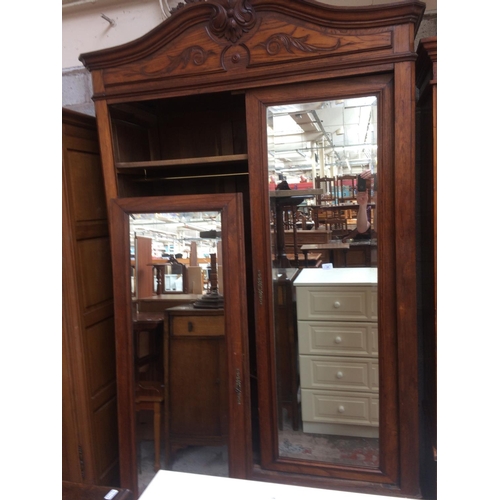 589 - AN EAST EUROPEAN OAK WARDROBE WITH TWO MIRRORED DOORS AND ONE INNER DRAWER (MEASURING 85