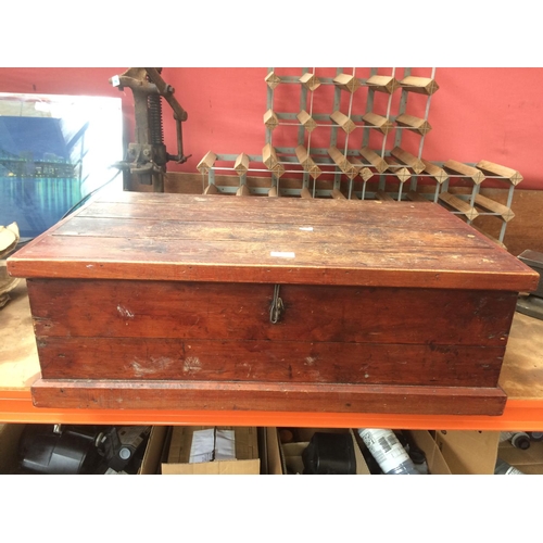 59 - A GOOD QUALITY VINTAGE WOODEN TOOL BOX