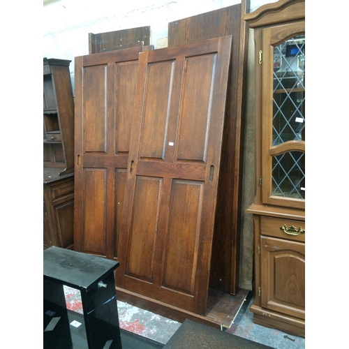 593 - A GOOD QUALITY MODERN OAK SLIDING DOUBLE DOOR WARDROBE