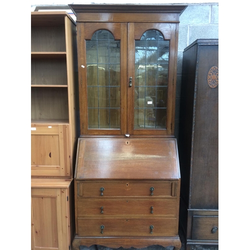 595 - A GOOD QUALITY EARLY 20TH CENTURY OAK BUREAU BOOKCASE WITH TWO UPPER LEADED GLASS DOORS AND FOUR DRA... 