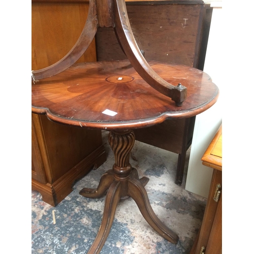 619 - A GOOD QUALITY VINTAGE MAHOGANY SERPENTINE OCCASIONAL TABLE ON CENTRE PEDESTAL SUPPORT